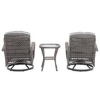 Ensemble de 3 fauteuils de jardin pivotants à bascule, avec coussins épais et table basse.