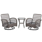 Ensemble de 3 fauteuils de jardin pivotants à bascule, avec coussins épais et table basse.