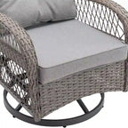 Ensemble de 3 fauteuils de jardin pivotants à bascule, avec coussins épais et table basse.