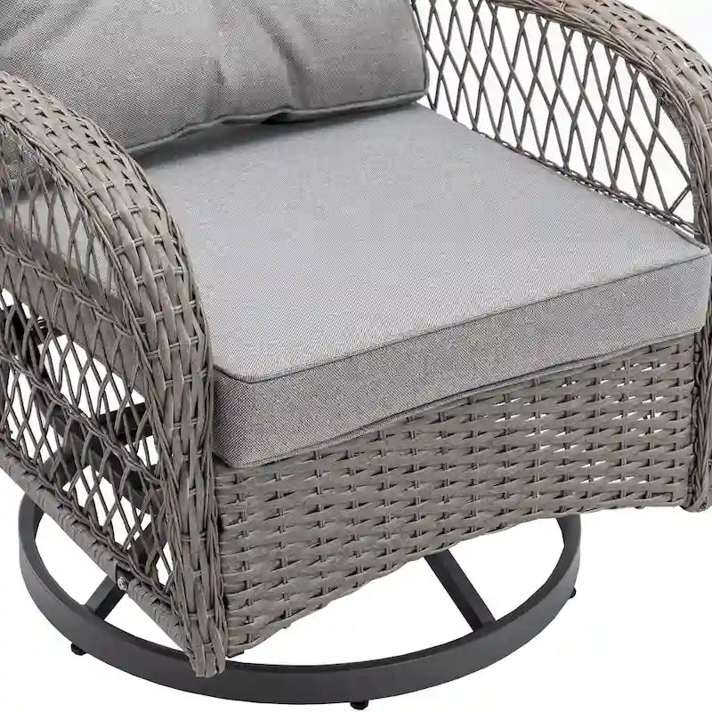 Ensemble de 3 fauteuils de jardin pivotants à bascule, avec coussins épais et table basse.