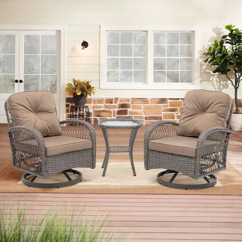 Ensemble de 3 fauteuils de jardin pivotants à bascule, avec coussins épais et table basse.