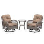 Ensemble de 3 fauteuils de jardin pivotants à bascule, avec coussins épais et table basse.