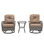 Ensemble de 3 fauteuils de jardin pivotants à bascule, avec coussins épais et table basse.