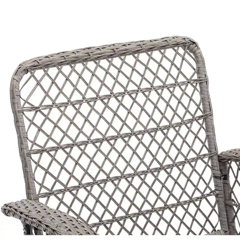 Ensemble de 3 fauteuils de jardin pivotants à bascule, avec coussins épais et table basse.
