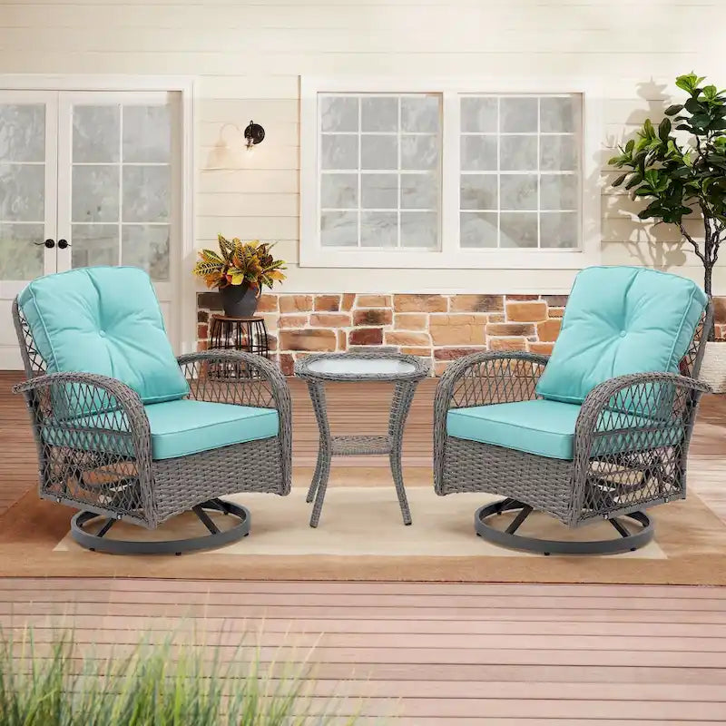 Ensemble de 3 fauteuils de jardin pivotants à bascule, avec coussins épais et table basse.