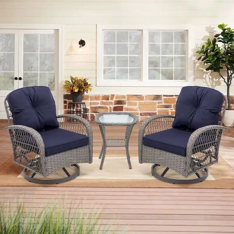 Ensemble de 3 fauteuils de jardin pivotants à bascule, avec coussins épais et table basse.