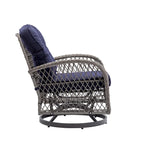 Ensemble de 3 fauteuils de jardin pivotants à bascule, avec coussins épais et table basse.