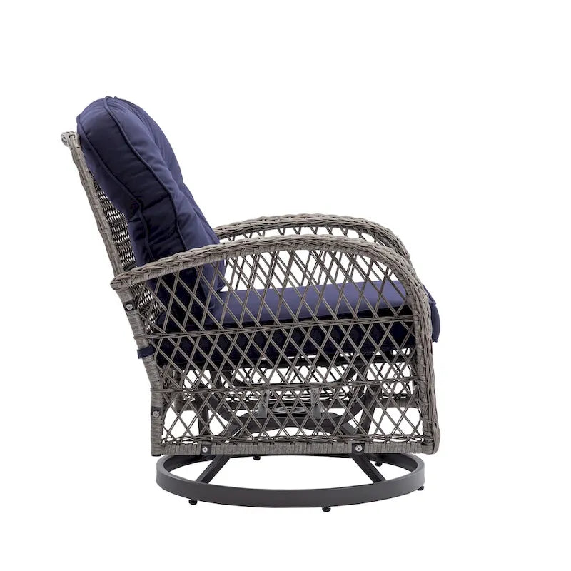 Ensemble de 3 fauteuils de jardin pivotants à bascule, avec coussins épais et table basse.