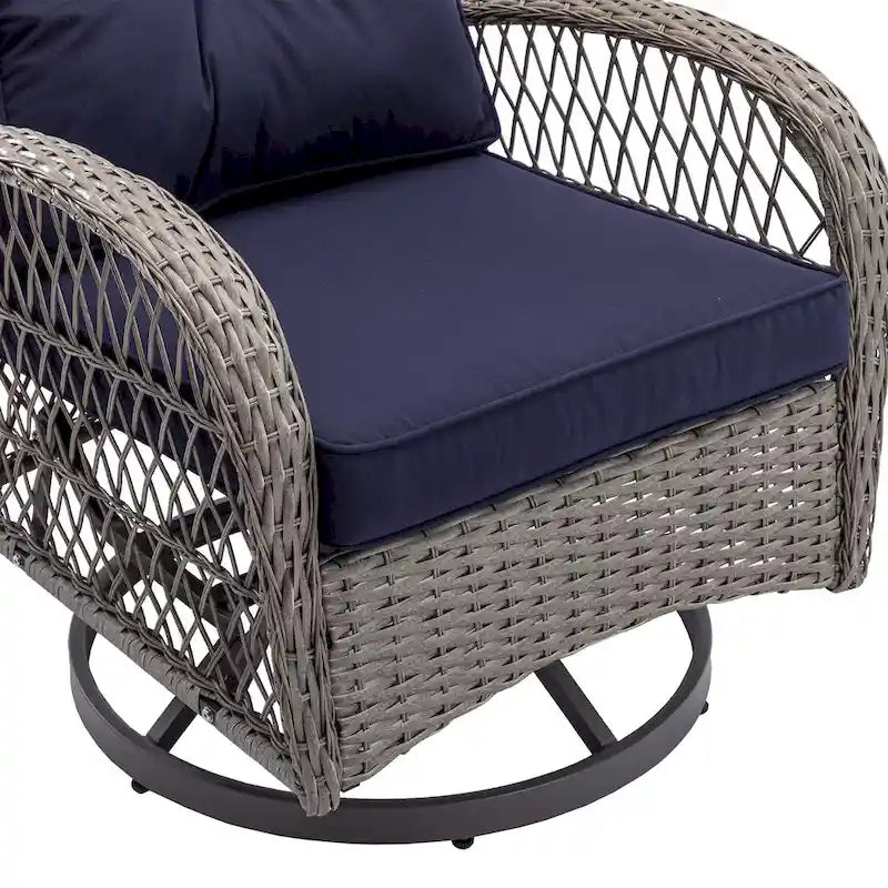 Ensemble de 3 fauteuils de jardin pivotants à bascule, avec coussins épais et table basse.