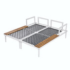 Lit de jour d'extérieur moderne en métal avec espaces latéraux recouverts de bois, chaises longues rembourrées 2 en 1