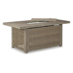 Table brasero Beachcroft marron/beige, signée Ashley Beachcroft, avec 4 fauteuils pivotants Nuvella.