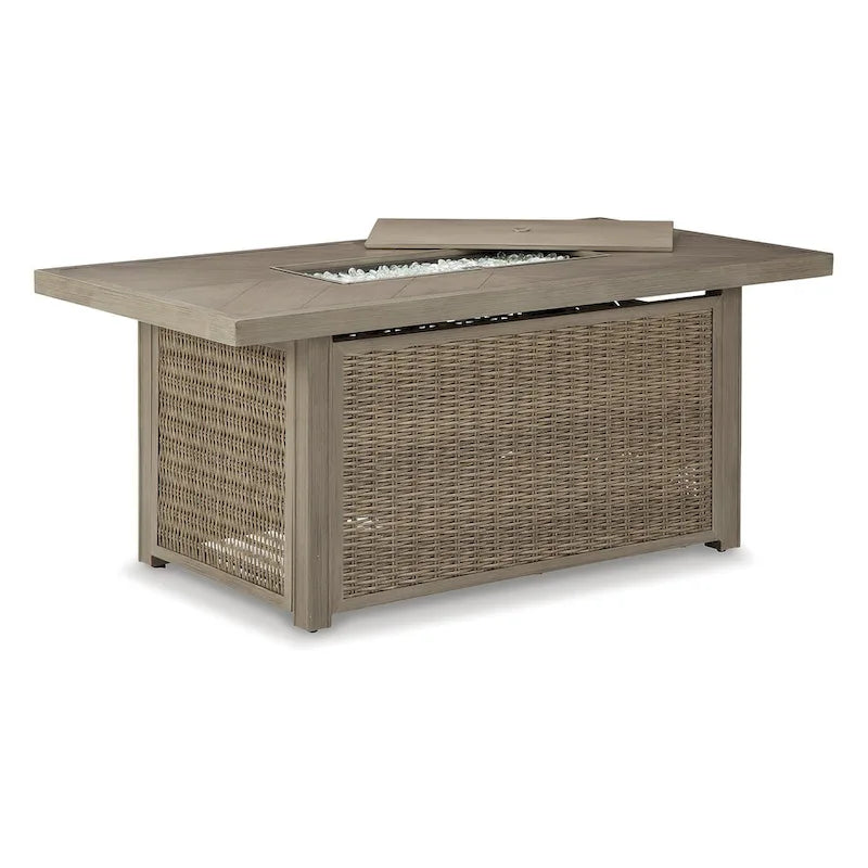 Table brasero Beachcroft marron/beige, signée Ashley Beachcroft, avec 4 fauteuils pivotants Nuvella.