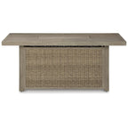 Table brasero Beachcroft marron/beige, signée Ashley Beachcroft, avec 4 fauteuils pivotants Nuvella.