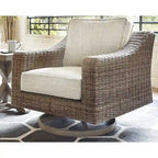 Table brasero Beachcroft marron/beige, signée Ashley Beachcroft, avec 4 fauteuils pivotants Nuvella.