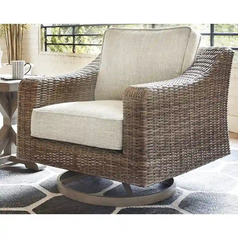 Table brasero Beachcroft marron/beige, signée Ashley Beachcroft, avec 4 fauteuils pivotants Nuvella.