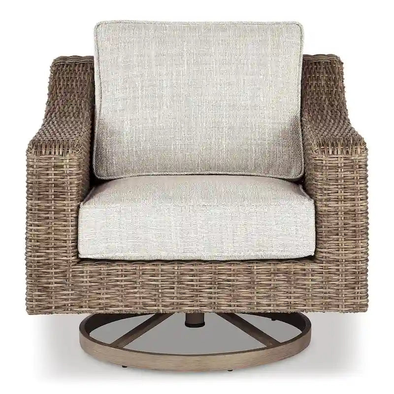 Table brasero Beachcroft marron/beige, signée Ashley Beachcroft, avec 4 fauteuils pivotants Nuvella.