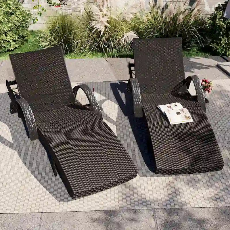 Ensemble de 2 chaises longues en osier de 80 cm, chaise longue de patio en rotin inclinable avec table d'appoint coulissante et dossier réglable ergonomique