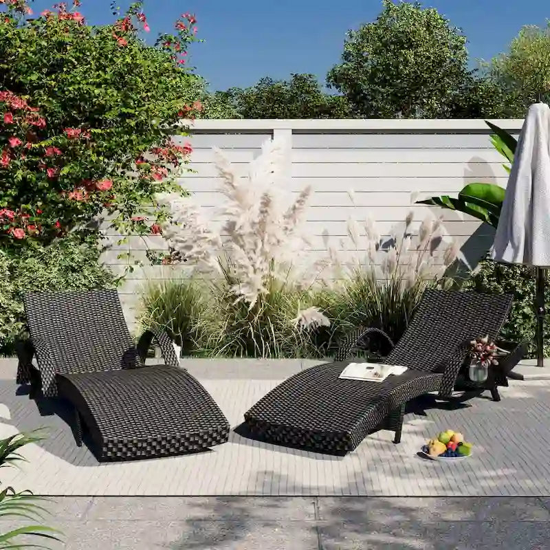Ensemble de 2 chaises longues en osier de 80 cm, chaise longue de patio en rotin inclinable avec table d'appoint coulissante et dossier réglable ergonomique