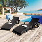 Ensemble de 2 chaises longues en osier de 80 cm, chaise longue de patio en rotin inclinable avec table d'appoint coulissante et dossier réglable ergonomique
