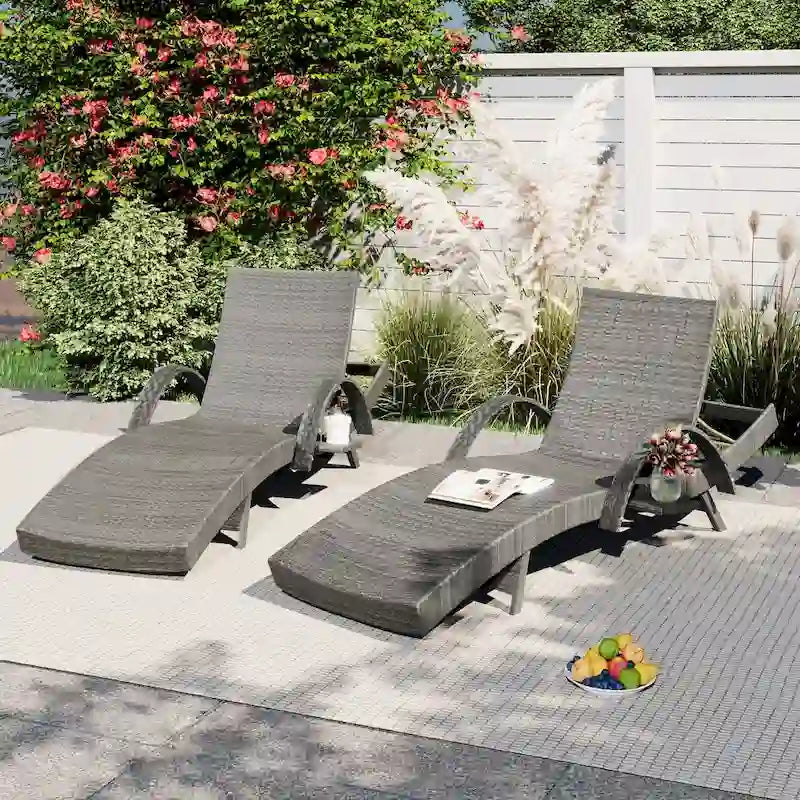 Ensemble de 2 chaises longues en osier de 80 cm, chaise longue de patio en rotin inclinable avec table d'appoint coulissante et dossier réglable ergonomique