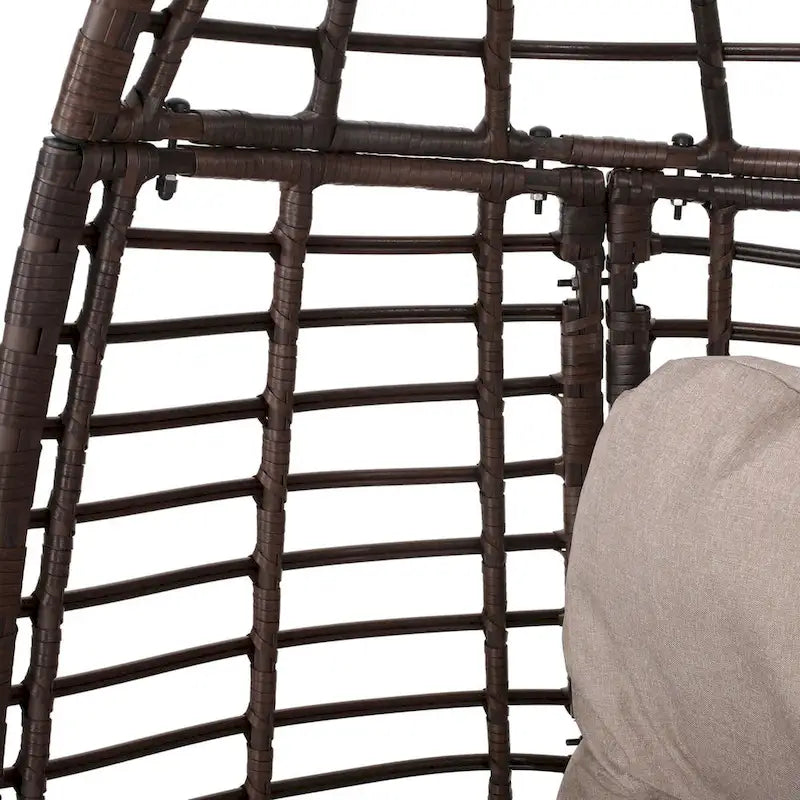 Fauteuil en osier Oaks Aura au design abstrait en maille, fauteuil pivotant en rotin tressé artisanal en forme d'œuf, fauteuil en forme de panier avec coussin